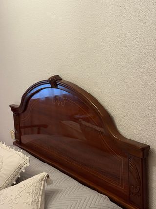 Mueble tocador de madera con espejo