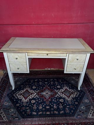 Escritorio estilo Imperio beige y dorado