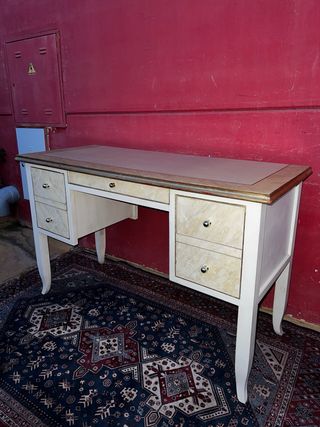 Escritorio estilo Imperio beige y dorado