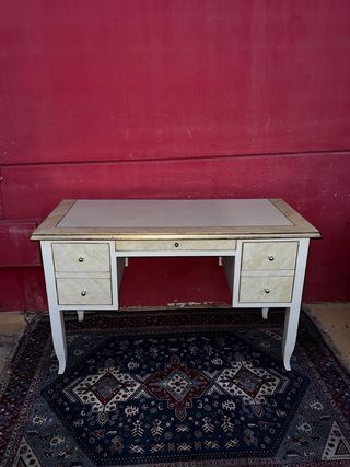 Escritorio estilo Imperio beige y dorado