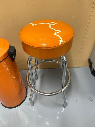 2 Taburetes y cubo basura naranja a juego