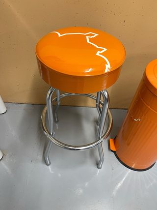 2 Taburetes y cubo basura naranja a juego