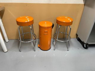 2 Taburetes y cubo basura naranja a juego