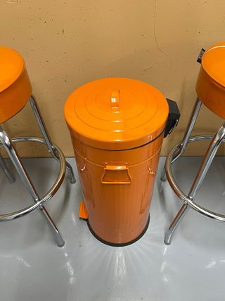 2 Taburetes y cubo basura naranja a juego