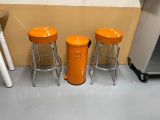 2 Taburetes y cubo basura naranja a juego