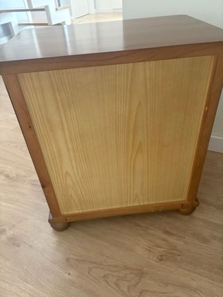 Mesita de noche de madera