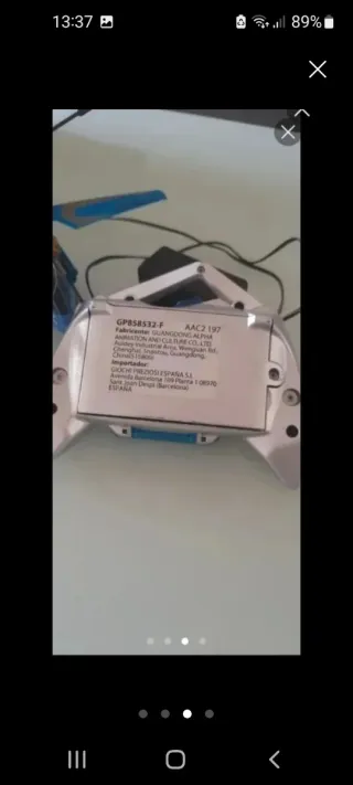 Helicóptero teledirigido azul y dorado