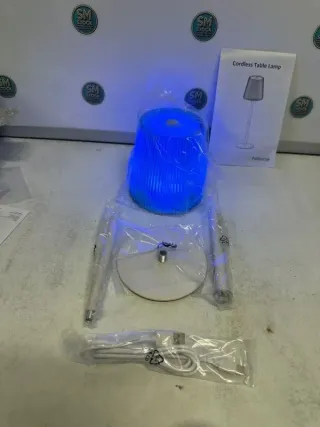 Lámpara de mesa Faithorse con diseño moderno y funcional. Sus dimensiones son 39.2cm de alto y 11cm de ancho