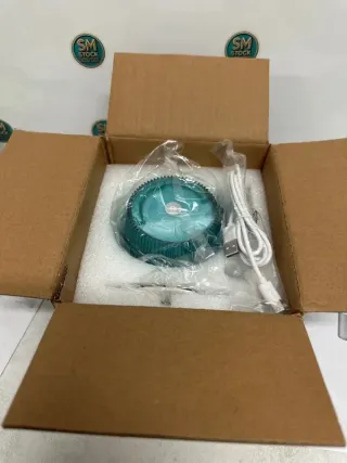 Lámpara de mesa Faithorse con diseño moderno y funcional. Sus dimensiones son 39.2cm de alto y 11cm de ancho