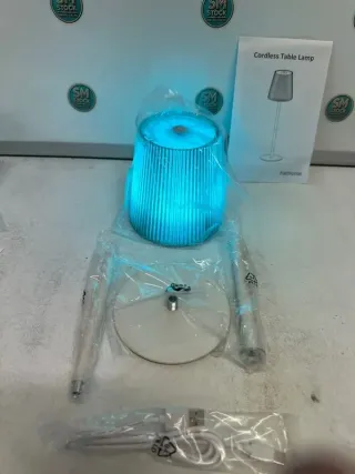 Lámpara de mesa Faithorse con diseño moderno y funcional. Sus dimensiones son 39.2cm de alto y 11cm de ancho