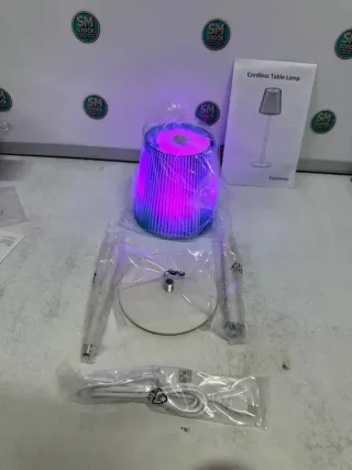 Lámpara de mesa Faithorse con diseño moderno y funcional. Sus dimensiones son 39.2cm de alto y 11cm de ancho