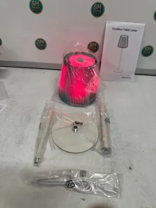 Lámpara de mesa Faithorse con diseño moderno y funcional. Sus dimensiones son 39.2cm de alto y 11cm de ancho