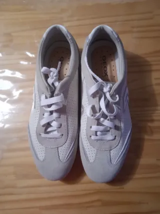 Zapatillas Geox Beige y Blancas