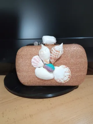 Bolso/ Cartera de mano con cadena para colgar.