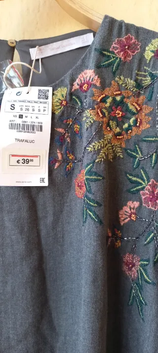 Vestido Zara bordado floral gris talla M