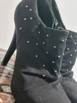 Stivaletti neri con borchie