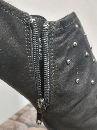 Stivaletti neri con borchie