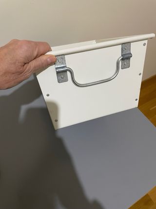 Caja metálica blanca con asas