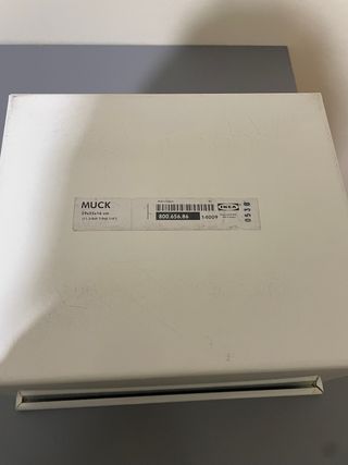 Caja metálica blanca con asas