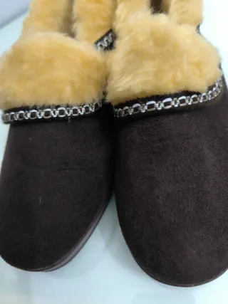 Pantuflas Marrones con Forro Beige