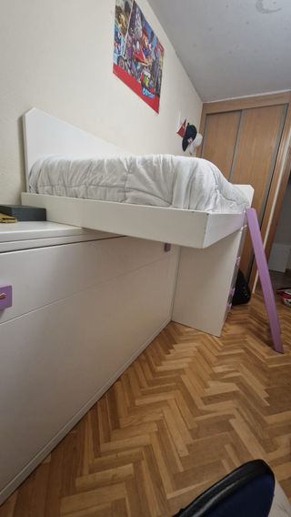 Cama tren abatible de madera maciza.