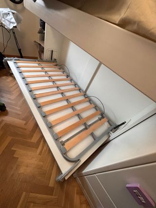 Cama tren abatible de madera maciza.