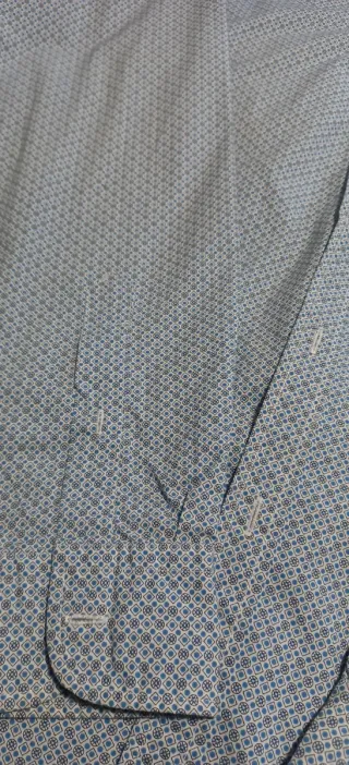 Camisa de vestir estampada azul y blanca