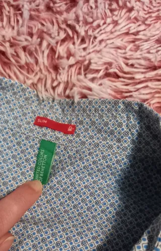 Camisa de vestir estampada azul y blanca