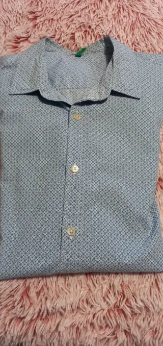 Camisa de vestir estampada azul y blanca