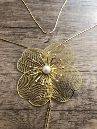 Collar en "Y" flor dorada