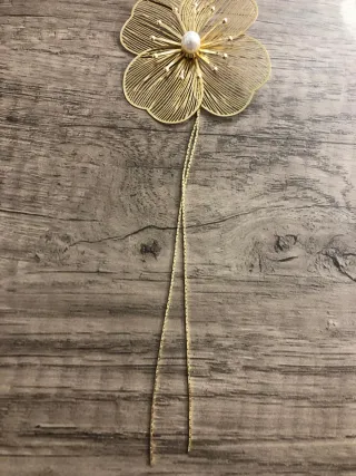 Collar en "Y" flor dorada