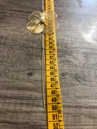 Collar en "Y" flor dorada