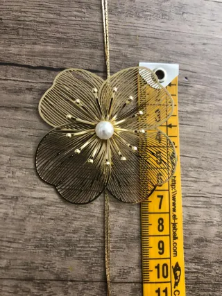 Collar en "Y" flor dorada