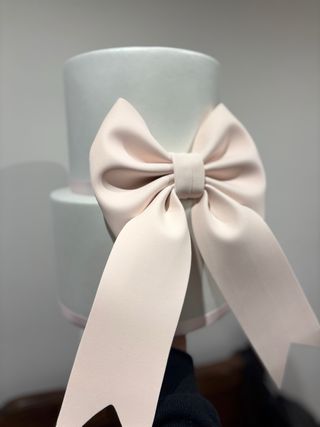 Torta scenografica con fiocco