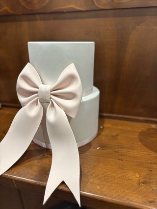 Torta scenografica con fiocco