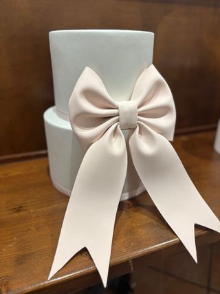 Torta scenografica con fiocco