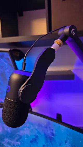 Micrófono Gamer Logitech Yeticaster gx con brazo.