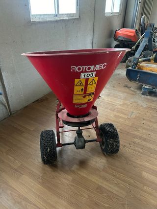 Abonadora de empuje roja