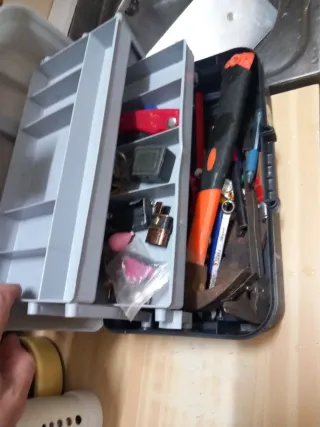 Llana y caja de herramientas con lo básico