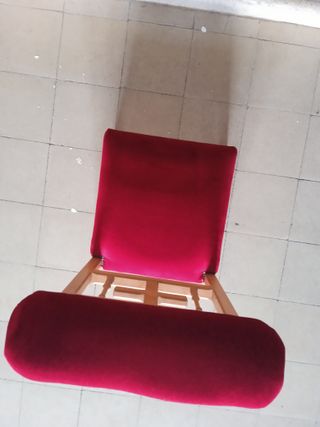 Reclinatorio de madera y terciopelo rojo