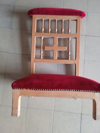 Reclinatorio de madera y terciopelo rojo