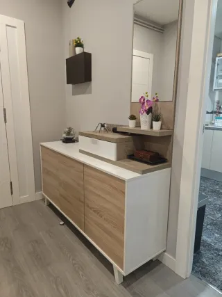 Muebles recibidor en blanco y roble con espejo