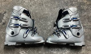 Set di sci rossi e scarponi