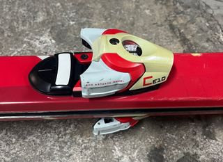 Set di sci rossi e scarponi