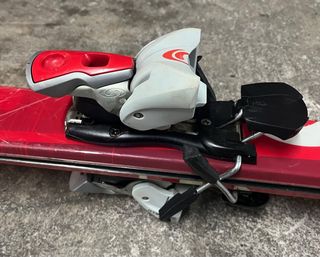 Set di sci rossi e scarponi