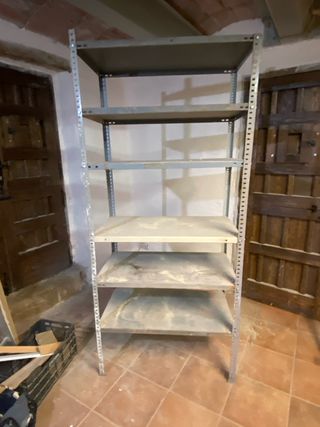 Estantería metálica gris