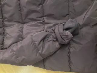 Cazadora plumífera morada con capucha