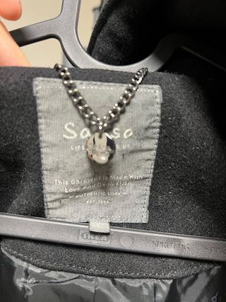 Abrigo Salsa Negro Talla L,pero no da mucha talla