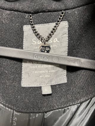 Abrigo Salsa Negro Talla L,pero no da mucha talla