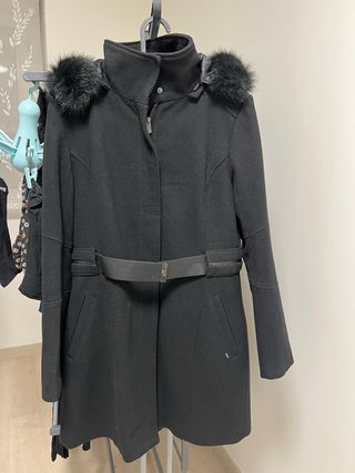 Abrigo Salsa Negro Talla L,pero no da mucha talla